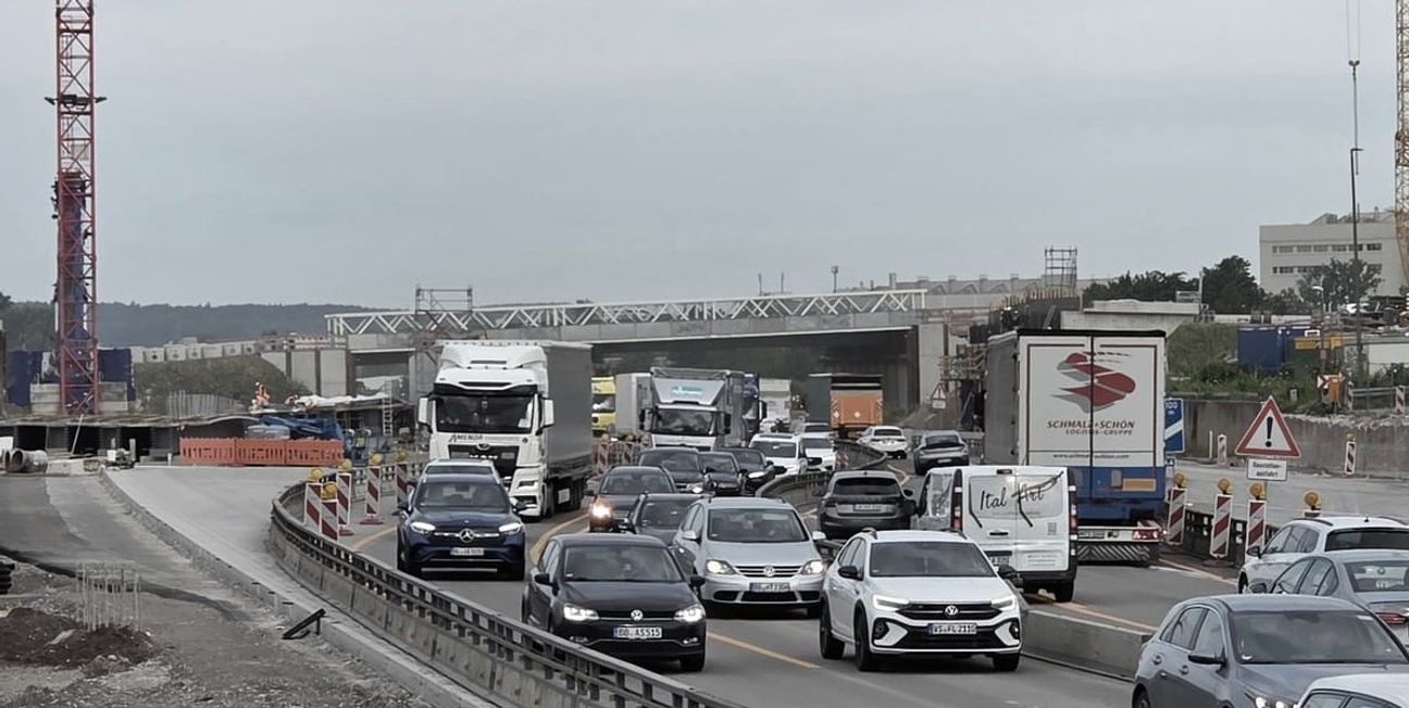 Hier führt die Autobahn unter der aktuellen Behelfsbrücke hindurch.